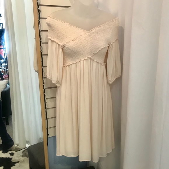 🌼Off the Shoulder Midi Dress🌼 - Picture 4 of 5